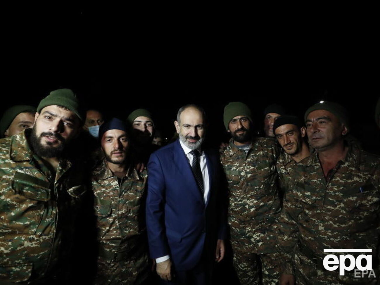 Пашинян (у центрі) попросив допомоги у президента РФ