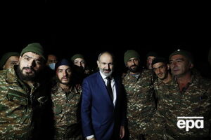 Пашинян (у центрі) попросив допомоги у президента РФ