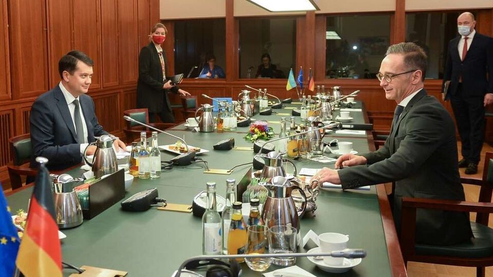 Разумков провів зустріч із Маасом