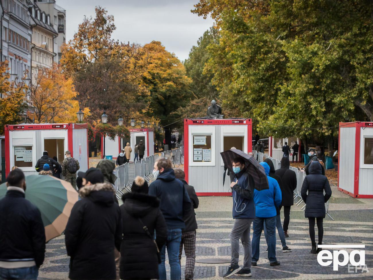 У Братиславі час очікування біля пунктів тестування вранці становив приблизно три години