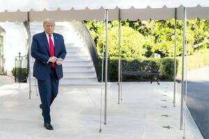Трамп сказал, что его супруга Меланья, которая тоже заболела COVID-19, "очень хорошо чувствует себя"