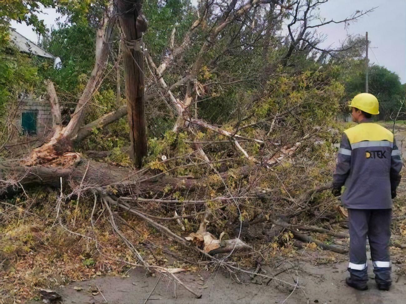 Ремонтные бригады восстанавливали электроснабжение, поврежденное непогодой