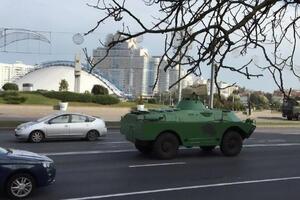 Білоруські ЗМІ повідомили про велику кількість військової техніки в центрі Мінська