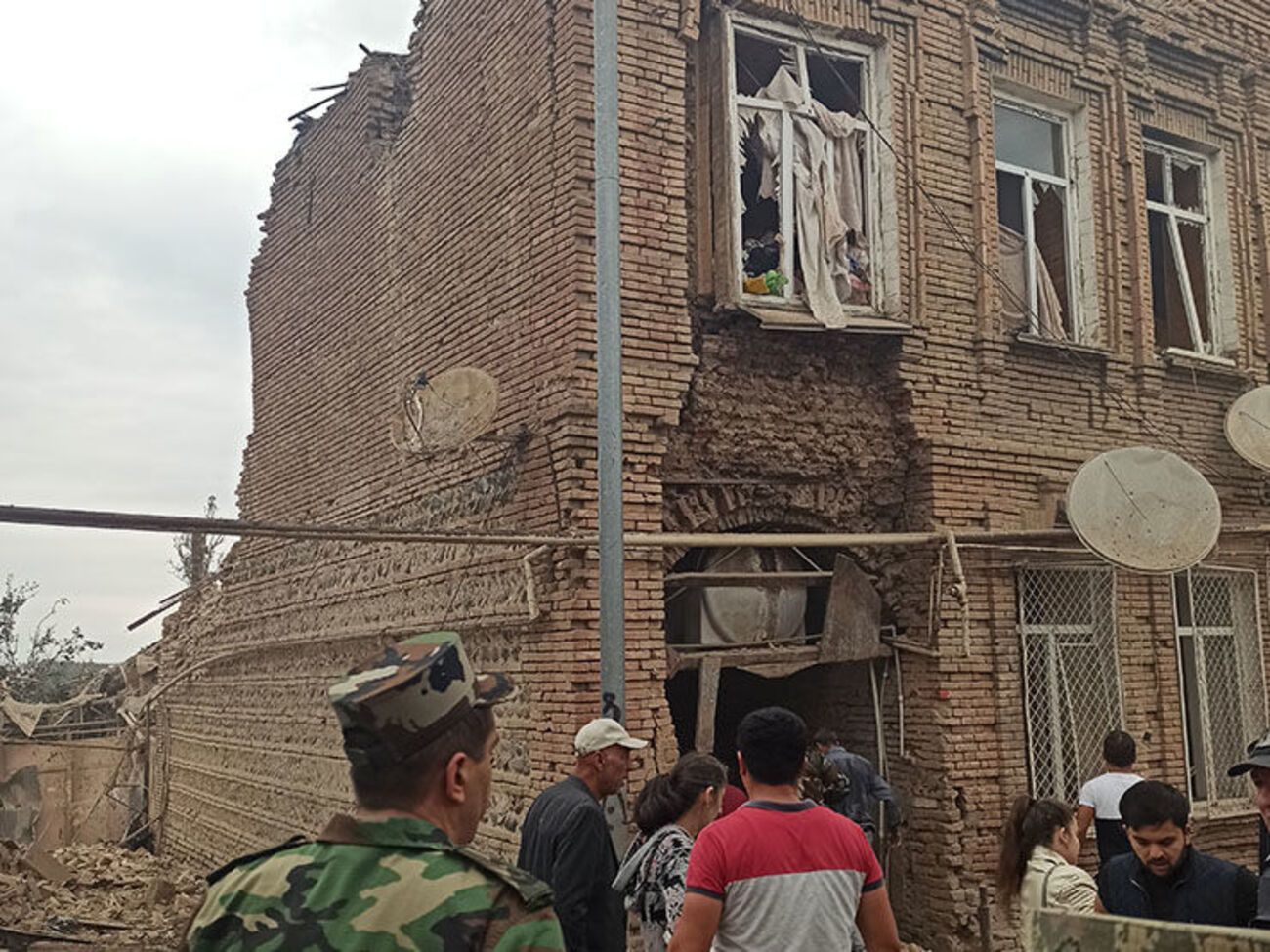 В городе Гянджа от атаки пострадали исторические постройки, гражданская инфраструктура и мирные жители