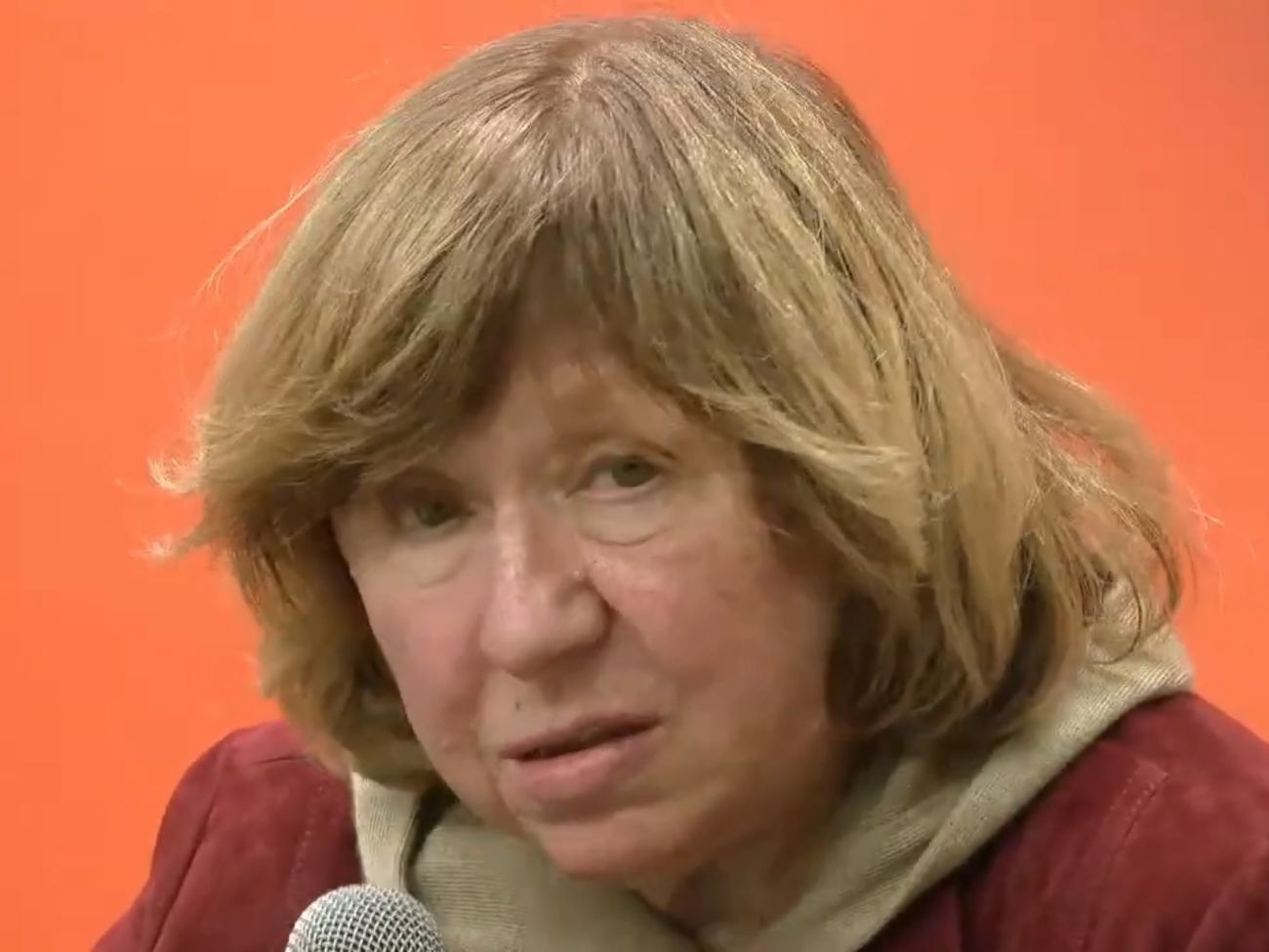 Алексиевич: Я всегда хотела жить дома. Первый раз, когда я уехала в эмиграцию, это тоже был протест против Лукашенко