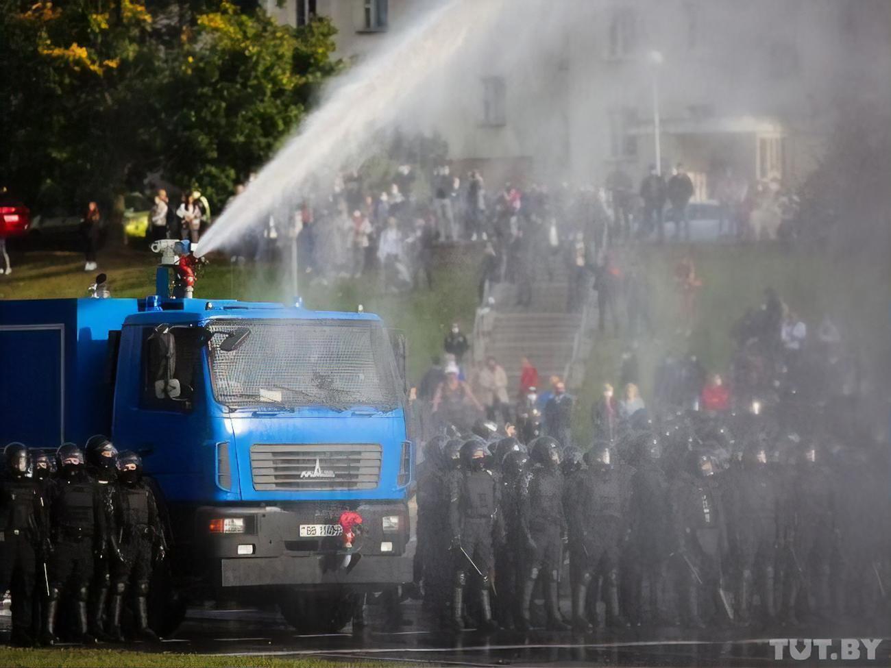 Водомет облив силовиків