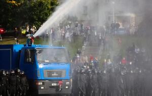 Водомет облил силовиков