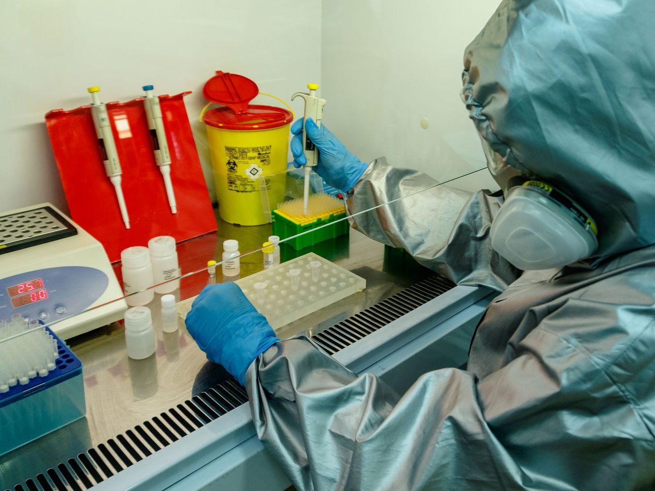 Показатели заболеваемости растут, потому что в Украине делают много тестов, объясняют в Офисе президента