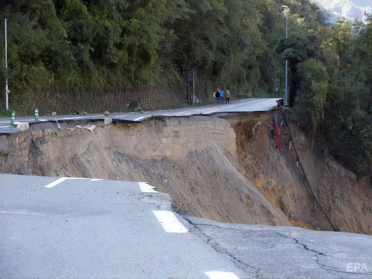 Шторм на юге Франции. Разрушены мосты и дороги, есть жертвы. Фоторепортаж