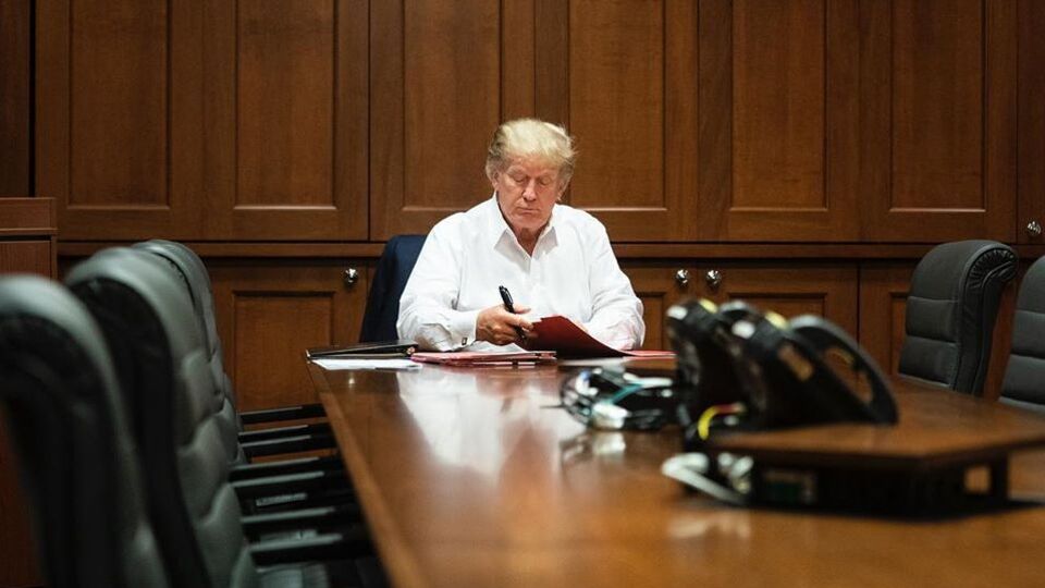 Трамп находится в медицинском центре имени Уолтера Рида