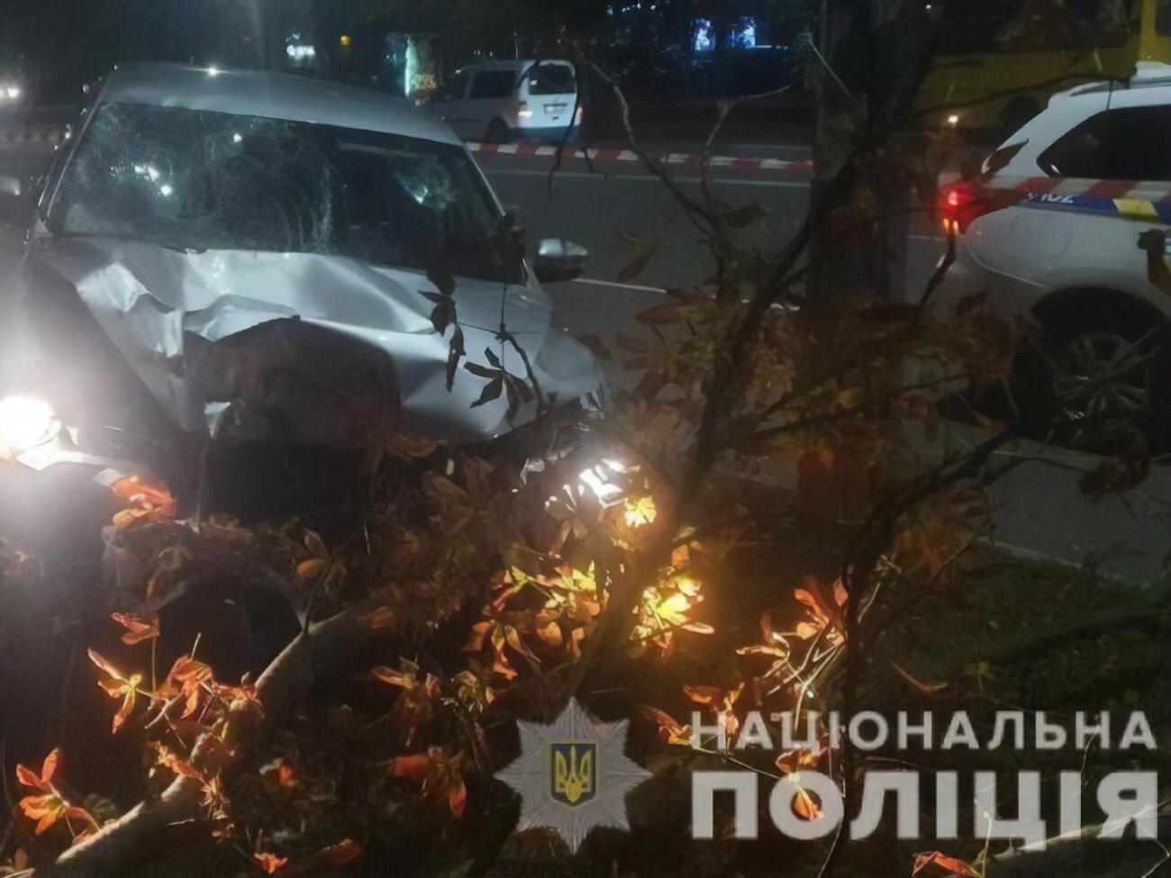 Volkswagen после наезда на людей врезался в дерево