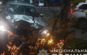 Volkswagen после наезда на людей врезался в дерево