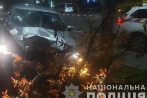 Volkswagen после наезда на людей врезался в дерево