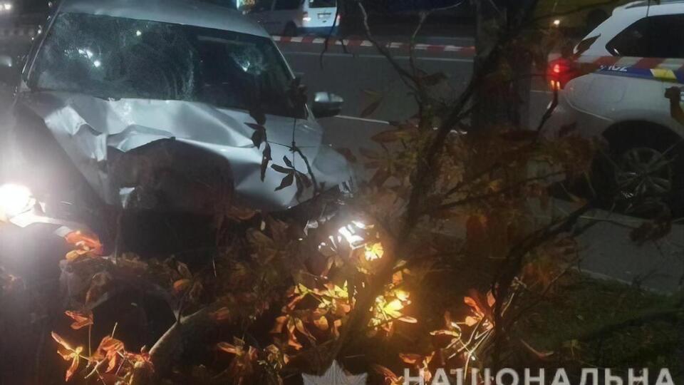 Volkswagen після наїзду на людей врізався в дерево