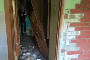 В результате взрыва повреждены окна, входная дверь и балкон квартиры