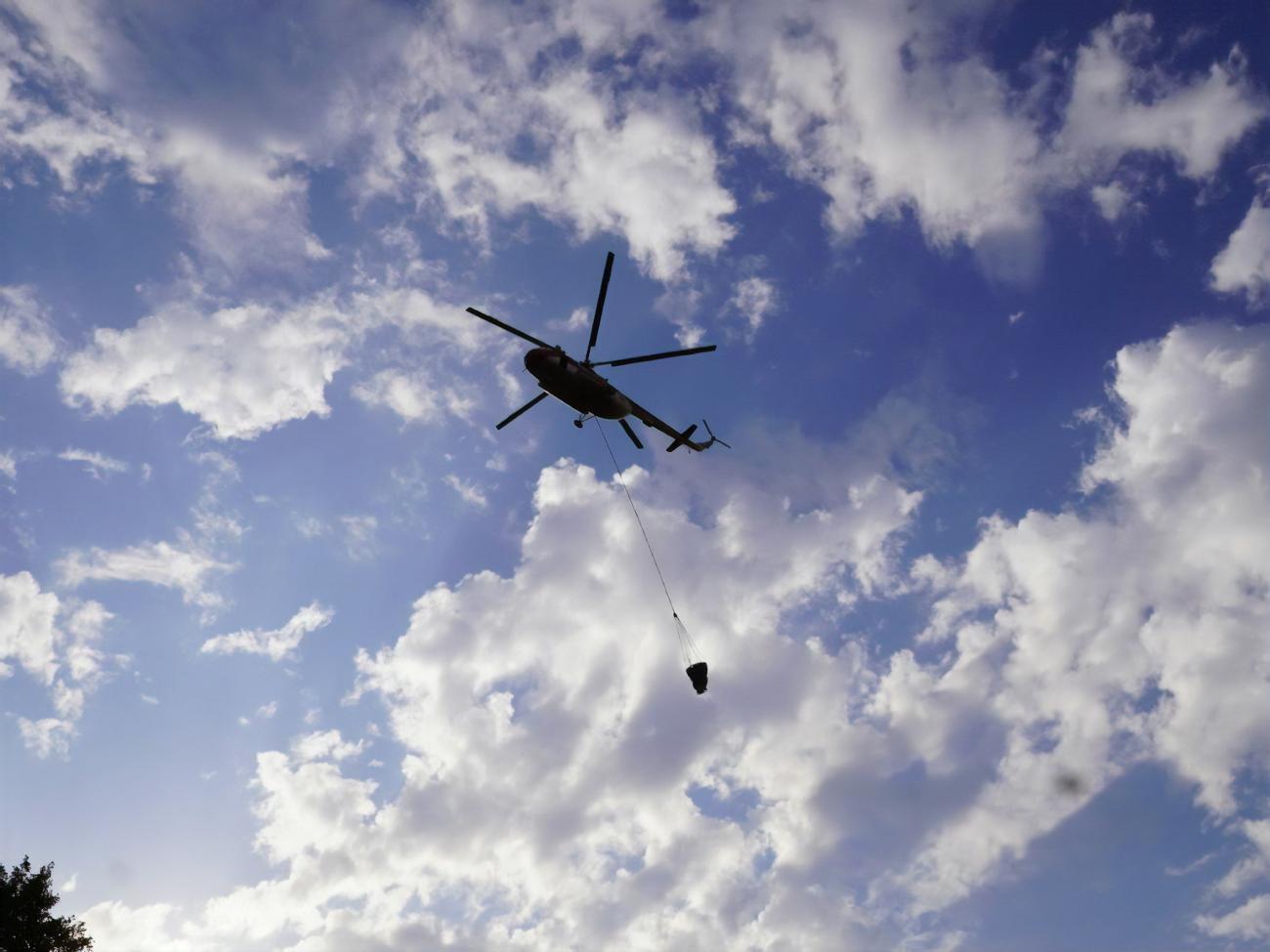 Спасатели пытаются сдержать распространение огня