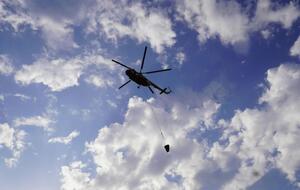 Спасатели пытаются сдержать распространение огня