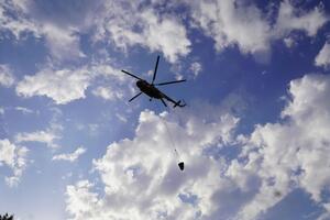 Спасатели пытаются сдержать распространение огня