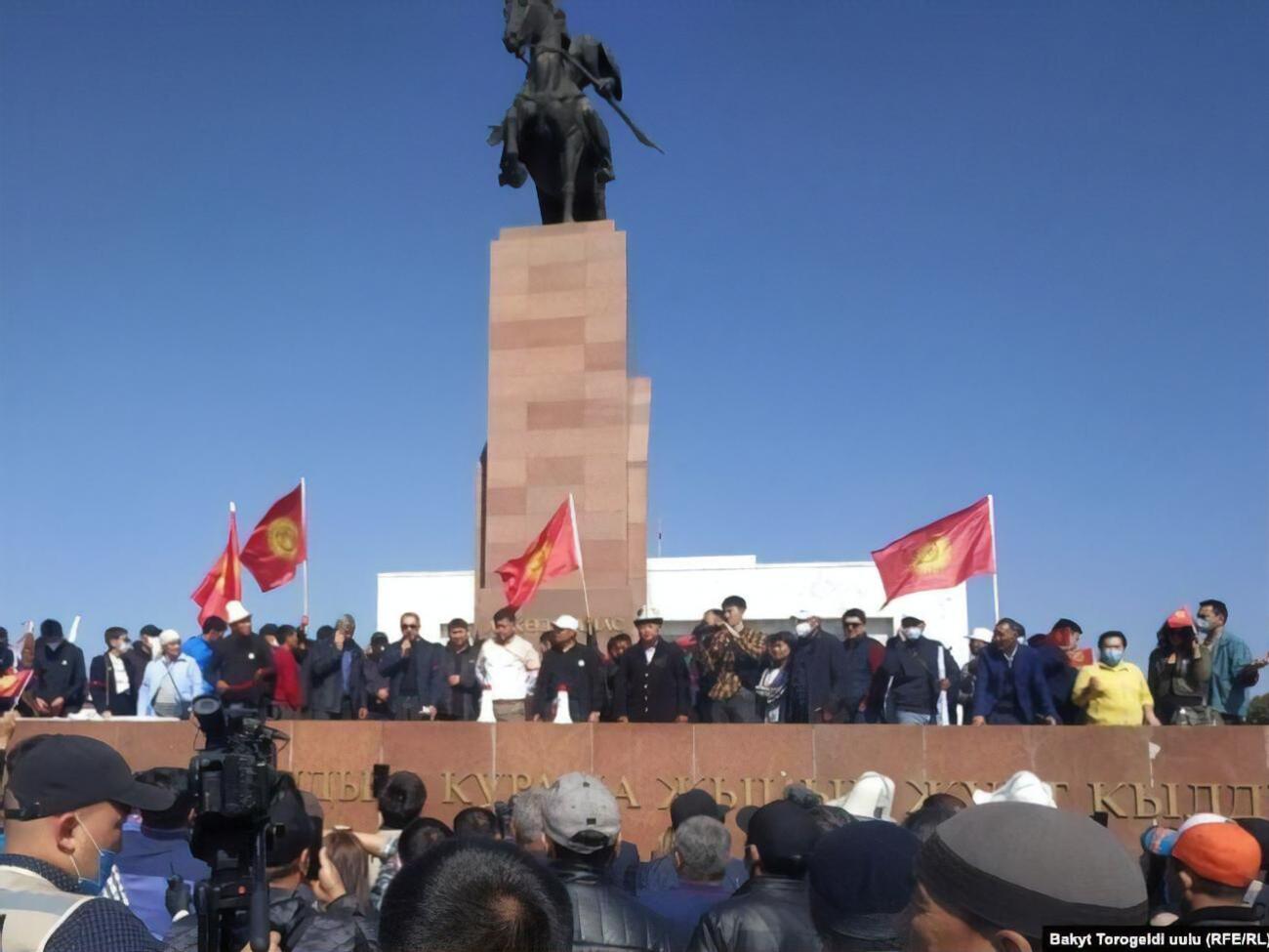 На площі Ала-Тоо в Бішкеку зібралося майже 4 тис. осіб