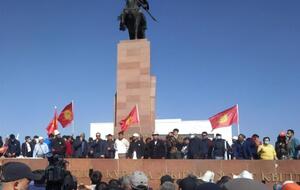 На площади Ала-Тоо в Бишкеке собрались почти 4 тыс. человек
