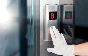 После инфицированного человека вирус остается в лифте на протяжении около 20 минут