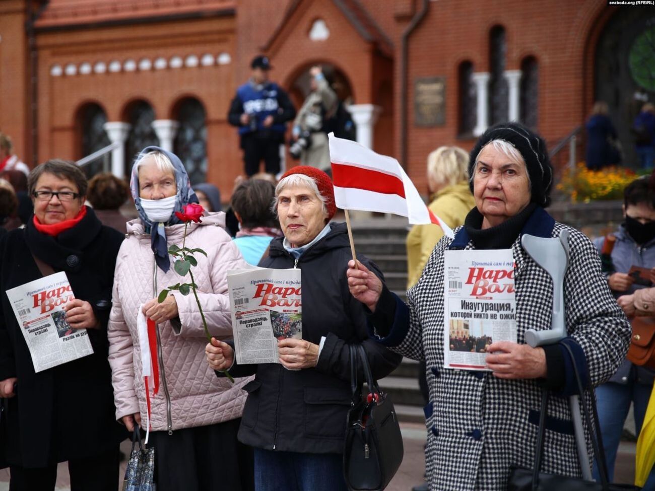Пенсионеры собрались на площади Независимости и пошли в сторону государственного лингвистического университета