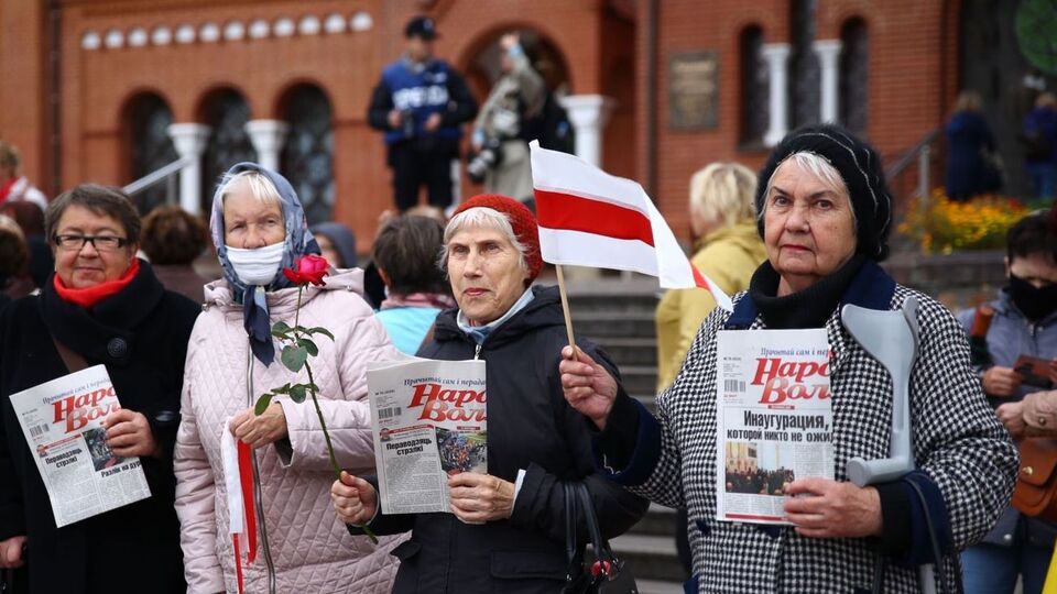 Пенсіонери зібралися на площі Незалежності та пішли до державного лінгвістичного університету