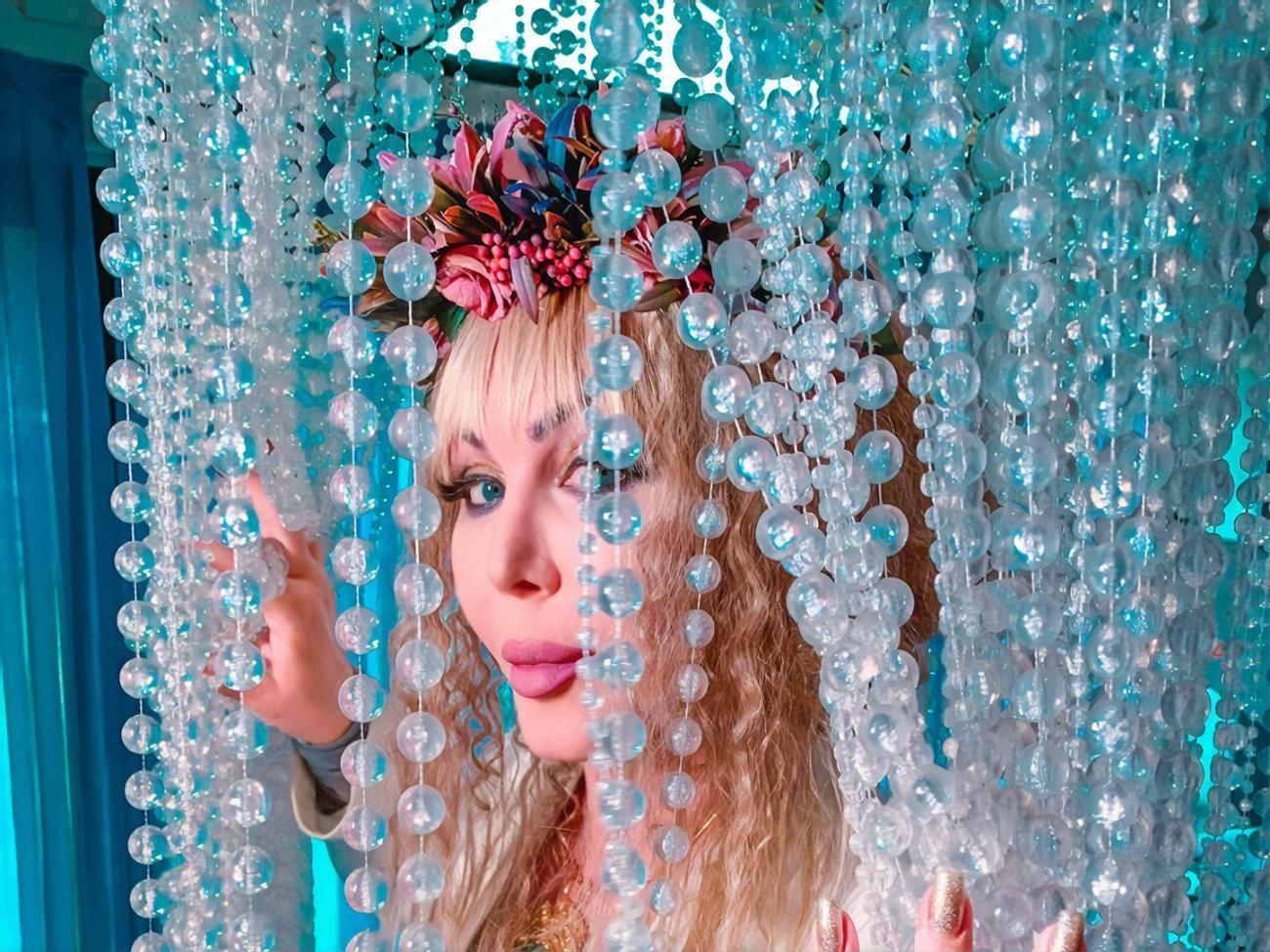 Білик в образі Августи &ndash; сексуальної глави медіакорпорації з роману "Дилер реальності"