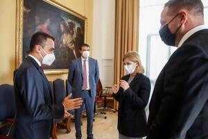 Ди Майо (слева) выразил надежду на положительные сдвиги в переговорах по выполнению Минских договоренностей