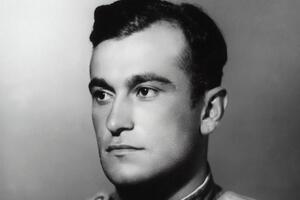 Амет-Хан Султан был одним из самых известных военных летчиков-асов Второй мировой войны