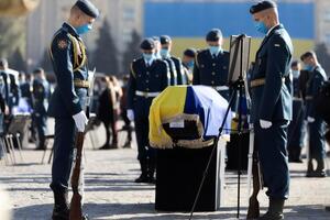 С погибшими курсантами прощались на площади Свободы