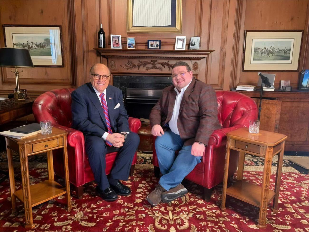 По данным СМИ, Телиженко (на фото он с Джулиани) не смог сесть на самолет из Киева в Нью-Йорк в сентябре