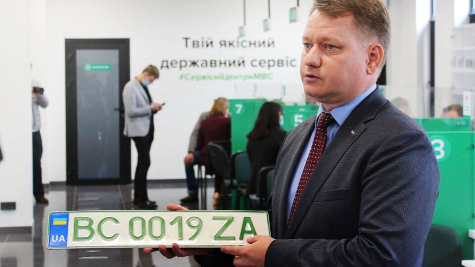 Зелені номерні знаки закріплюватимуть лише за транспортними засобами, які рухаються завдяки електричному двигуну і не мають двигуна внутрішнього згоряння