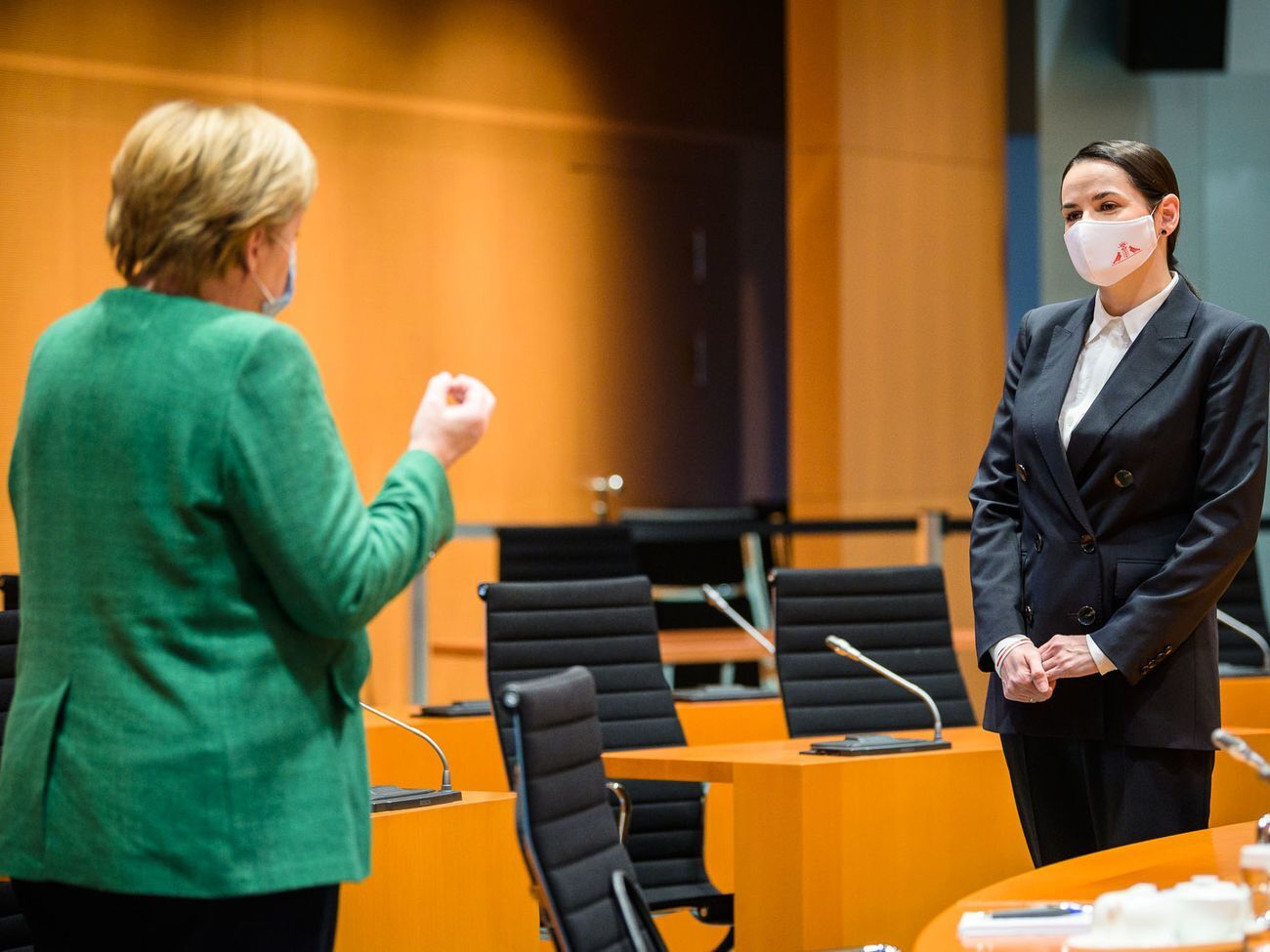 Тихановська подарувала канцлерці Німеччини біло-червоно-білу парасольку і книгу "Краіна Беларусь" у німецькому перекладі