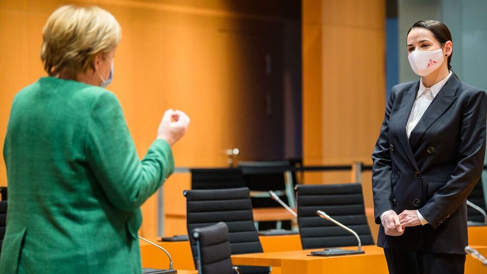 Тихановська подарувала канцлерці Німеччини біло-червоно-білу парасольку і книгу "Краіна Беларусь" у німецькому перекладі