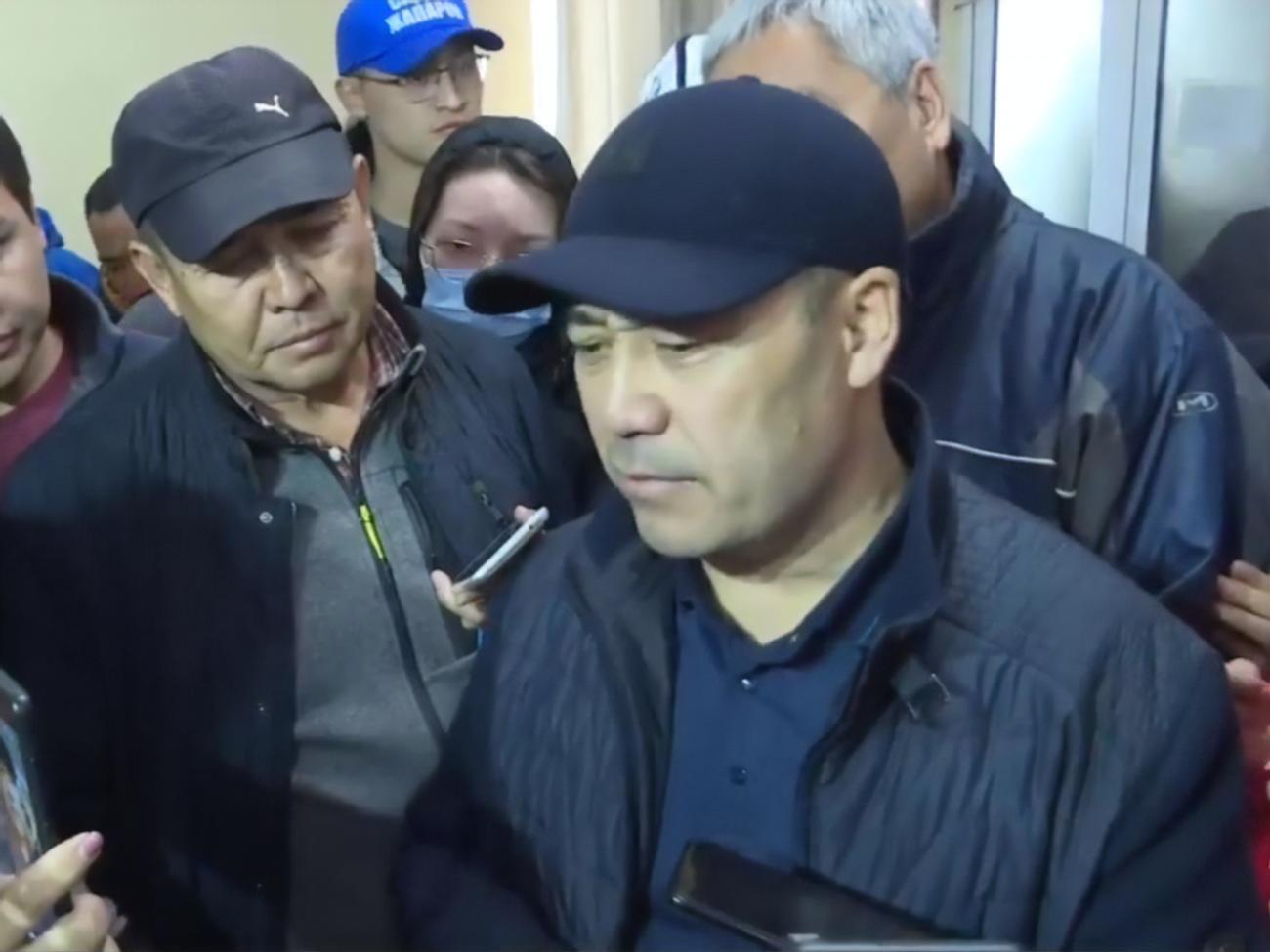 Жапарову (справа) поручено подобрать кандидатуры министров