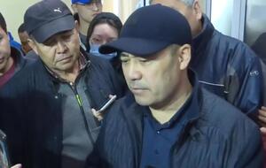 Жапарову (справа) поручено подобрать кандидатуры министров