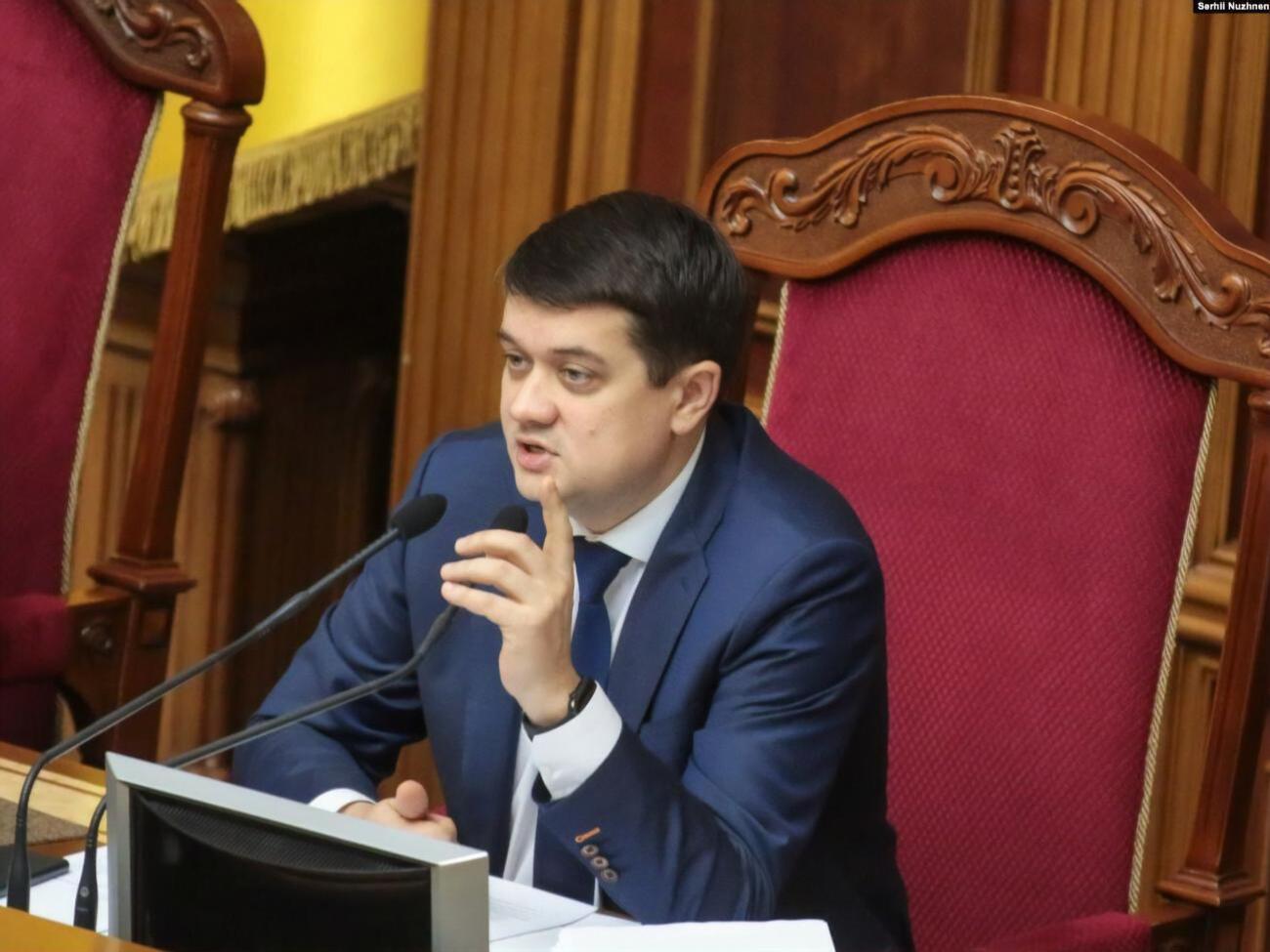 Разумков пояснил вспышку COVID-19 в Раде спецификой работы нардепов