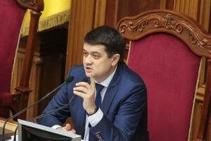Разумков пояснил вспышку COVID-19 в Раде спецификой работы нардепов