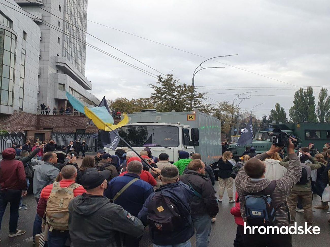 Протестувальники хотіли перешкодити виїзду автозака