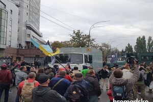 Протестувальники хотіли перешкодити виїзду автозака