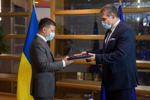 Шевчович (справа) награжден за весомый личный вклад в укрепление международного авторитета Украины