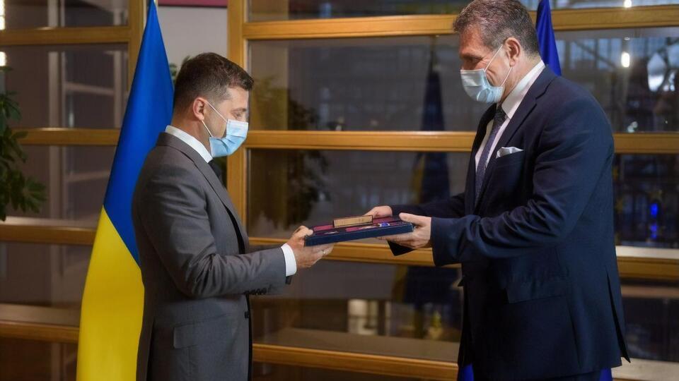 Шевчовича (праворуч) нагороджено за вагомий особистий внесок у зміцнення міжнародного авторитету України