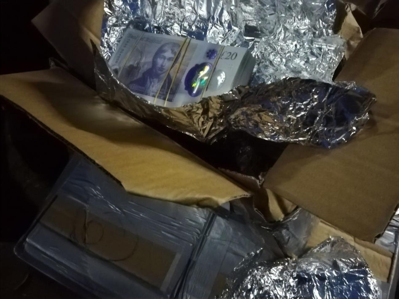 Пограничники обнаружили деньги в микроавтобусе Mercedes