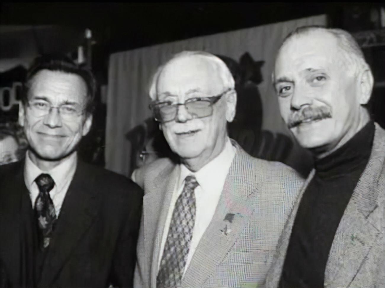 Сергій Михалков (у центрі) із синами Андрієм Кончаловським (зліва) і Микитою Михалковим