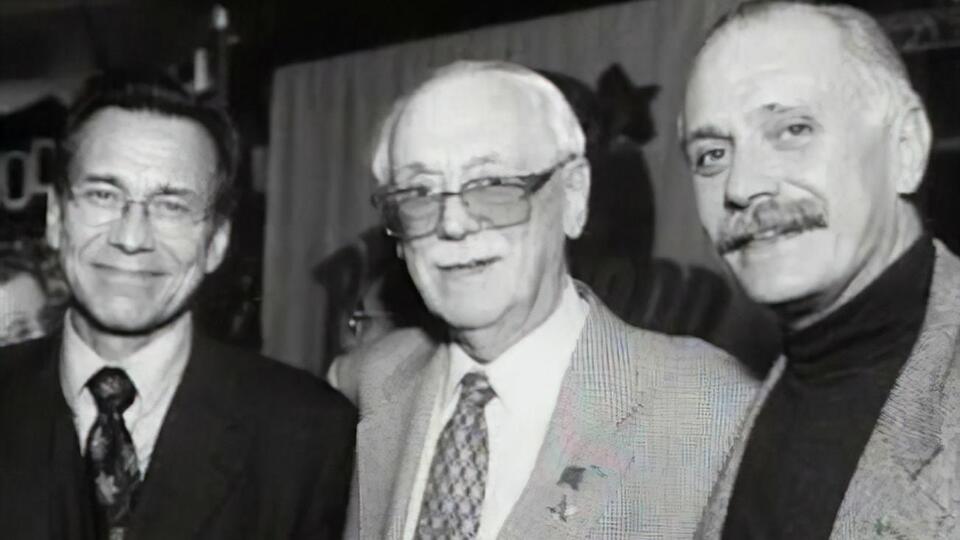 Сергей Михалков (в центре) с сыновьями Андреем Кончаловским (слева) и Никитой Михалковым