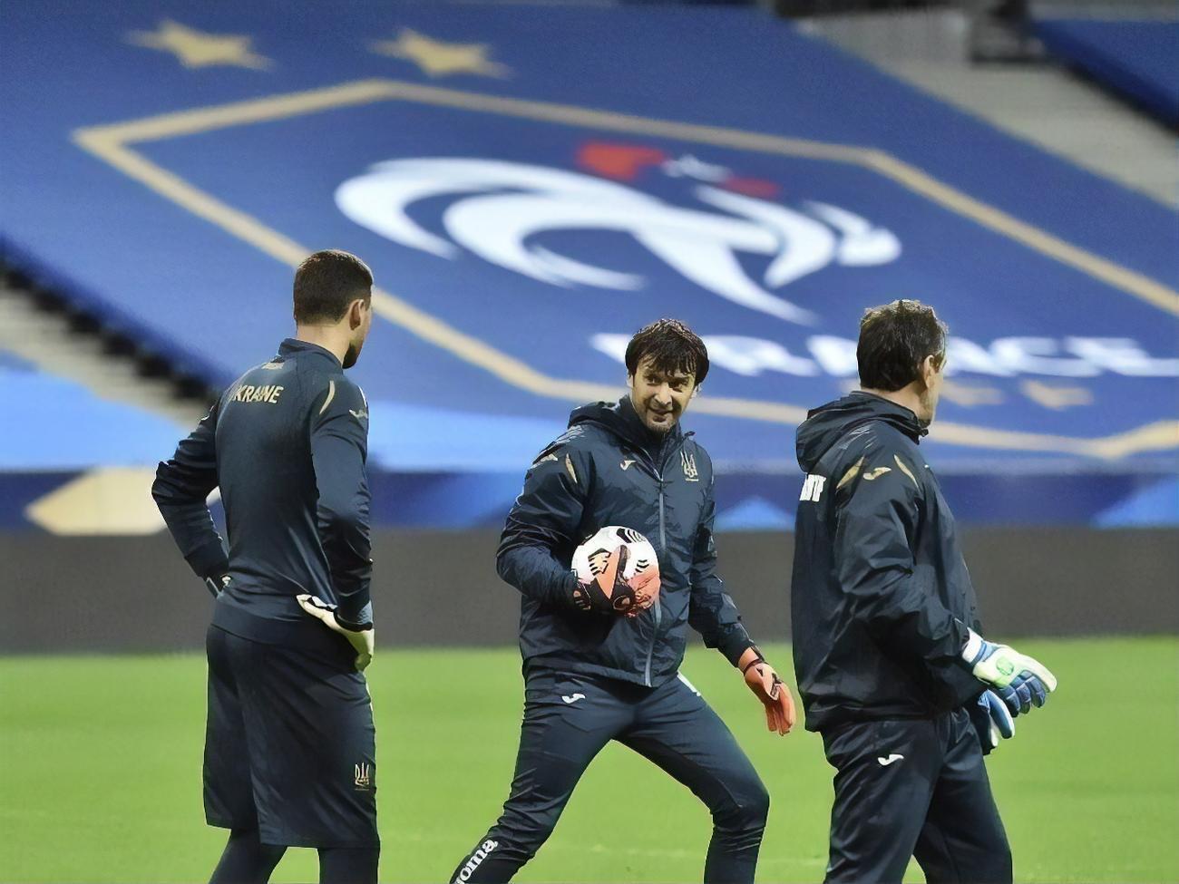 Шовковский (на фото в центре) находится во Франции со сборной Украины