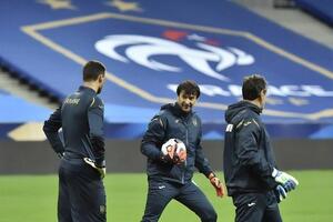 Шовковский (на фото в центре) находится во Франции со сборной Украины