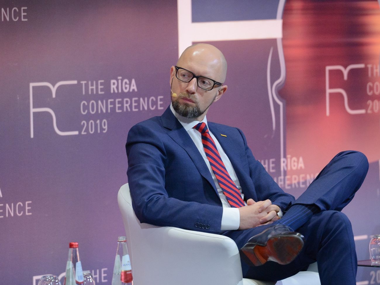 Яценюк: Уже давно коронавірус прорвав фронт. Ця війна триває на вулицях наших міст і може увійти&nbsp;до кожного дому