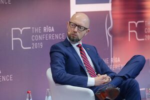 Яценюк: Уже давно коронавірус прорвав фронт. Ця війна триває на вулицях наших міст і може увійти до кожного дому